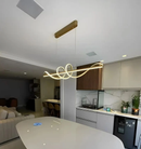 Lustre Pendente LED Dourado – Design, Luz e Sofisticação em Cada Detalhe